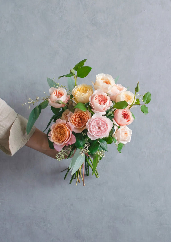 ニュアンスカラーのバラを束ねる フローリストおまかせ花束 L ｜いい夫婦の日限定販売 - &YOUKAEN (アンドユーカエン)