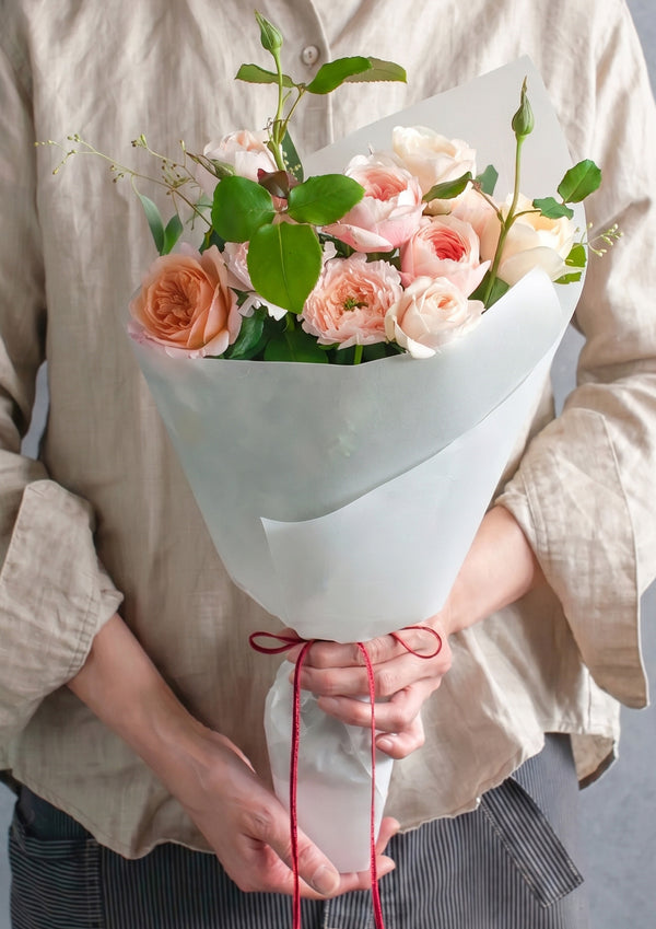 ニュアンスカラーのバラを束ねる フローリストおまかせ花束 L ｜いい夫婦の日限定販売 - &YOUKAEN (アンドユーカエン)