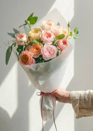 ニュアンスカラーのバラを束ねる フローリストおまかせ花束 L ｜いい夫婦の日限定販売 - &YOUKAEN (アンドユーカエン)