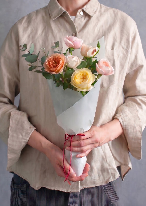 ニュアンスカラーのバラを束ねる フローリストおまかせ花束 M｜いい夫婦の日限定販売 - &YOUKAEN (アンドユーカエン)
