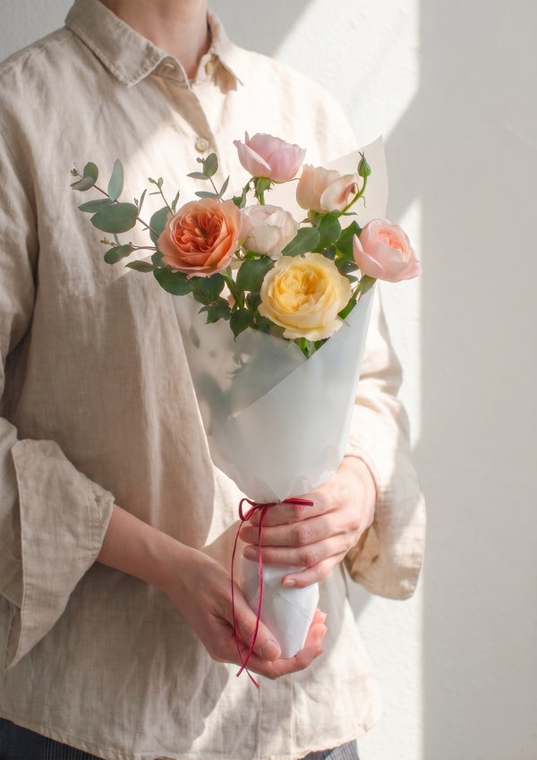 ニュアンスカラーのバラを束ねる フローリストおまかせ花束 M｜いい夫婦の日限定販売 - &YOUKAEN (アンドユーカエン)