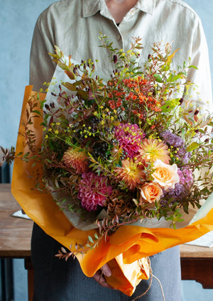 敬老の日 フラワーギフト「秋の粧い」｜秋バラとダリアが彩る、おしゃれな花束（ブーケ）