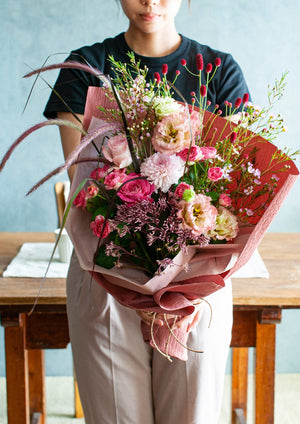 敬老の日 フラワーギフト「kurenai」｜優しいピンクで彩る秋のおしゃれな花束（ブーケ）