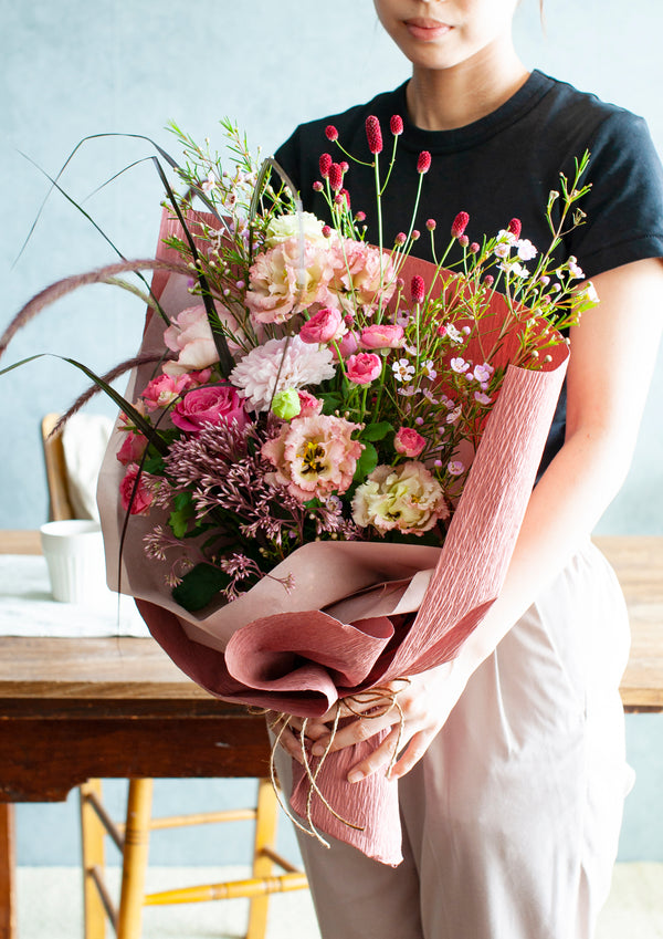 2024年敬老の日ギフト そのまま飾れる！ 秋のお花を使った 敬老の日限定・洋風の花束 「kurenai」 Mサイズ