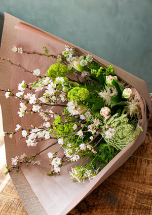 【期間限定】3月を届ける季節の花束「sakura breeze」 - &YOUKAEN (アンドユーカエン)
