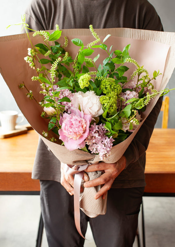 【期間限定】5月を届ける！香り華やぐ季節の花束「芍薬とライラック - fleur parfumée - 」 - &YOUKAEN (アンドユーカエン)