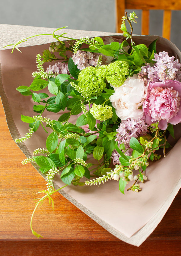 【期間限定】5月を届ける！香り華やぐ季節の花束「芍薬とライラック - fleur parfumée - 」 - &YOUKAEN (アンドユーカエン)