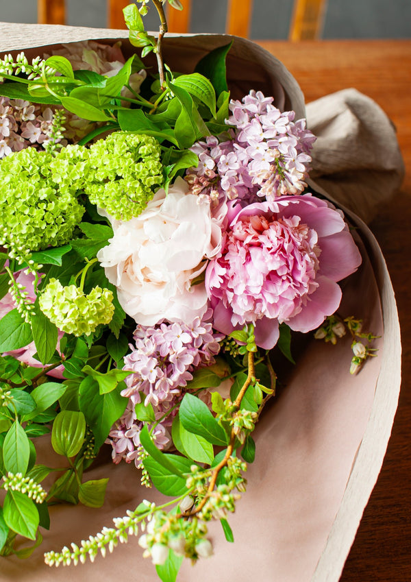 【期間限定】5月を届ける！香り華やぐ季節の花束「芍薬とライラック - fleur parfumée - 」 - &YOUKAEN (アンドユーカエン)