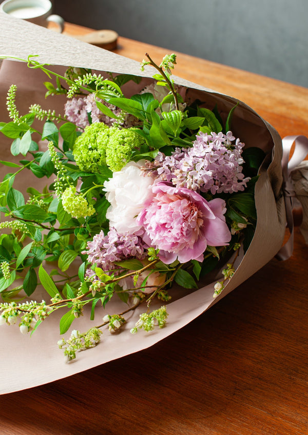 【期間限定】5月を届ける！香り華やぐ季節の花束「芍薬とライラック - fleur parfumée - 」 - &YOUKAEN (アンドユーカエン)
