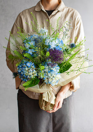 6月を届ける！季節の色を楽しむ花束「雨と紫陽花 -blue hydrangea- 」