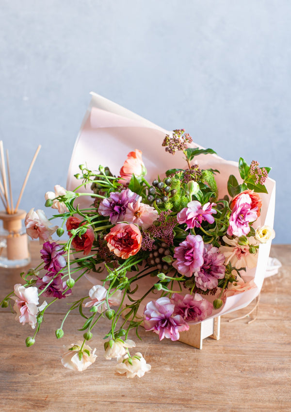 【期間限定】2月をお届け！春の気配を運ぶラナンキュラスの花束「petal joy」 - &YOUKAEN (アンドユーカエン)