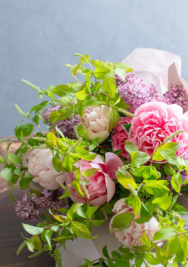 【期間限定】5月をお届け！初夏の風景を束ねた花束「芍薬とライラック - les parfums de mai - 」 - &YOUKAEN (アンドユーカエン)