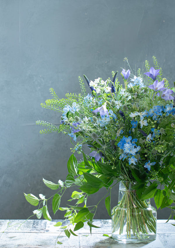 涼やかな8月のブーケ 〜デルフィニウムと季節の小花のおしゃれな花束〜｜誕生日や結婚記念日におすすめ