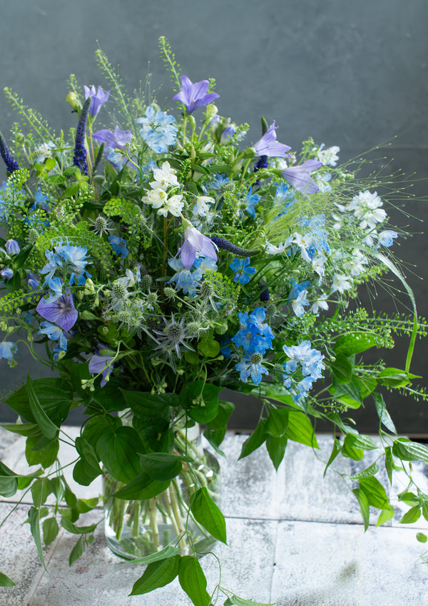 涼やかな8月のブーケ 〜デルフィニウムと季節の小花のおしゃれな花束〜｜誕生日や結婚記念日におすすめ