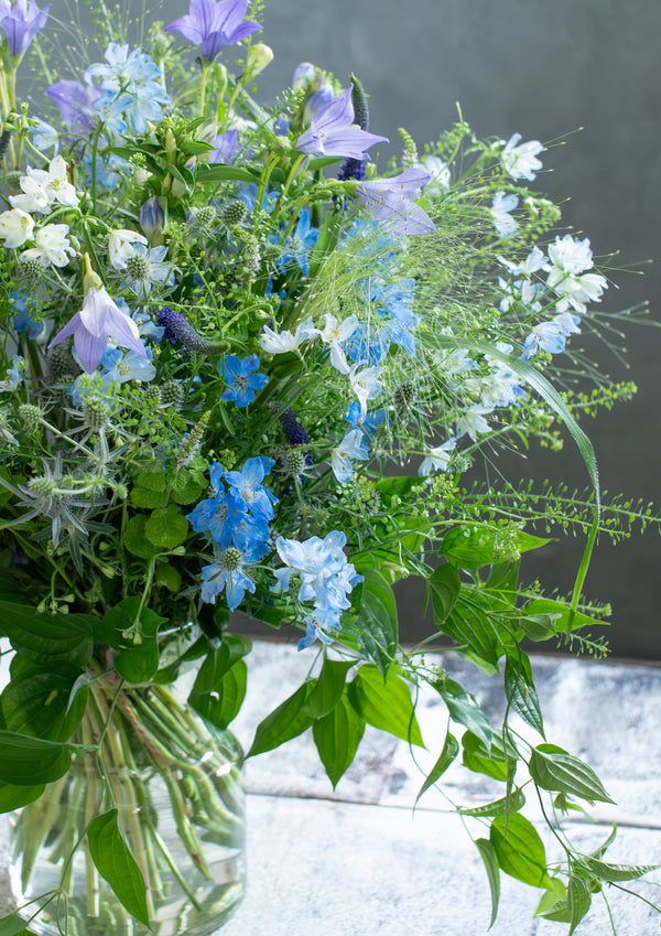 涼やかな8月のブーケ 〜デルフィニウムと季節の小花のおしゃれな花束〜｜誕生日や結婚記念日におすすめ
