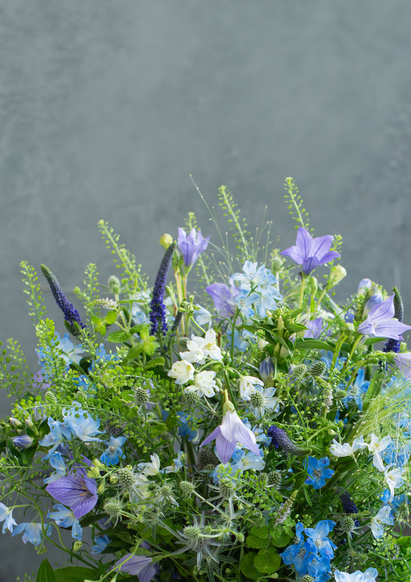 涼やかな8月のブーケ 〜デルフィニウムと季節の小花のおしゃれな花束〜｜誕生日や結婚記念日におすすめ