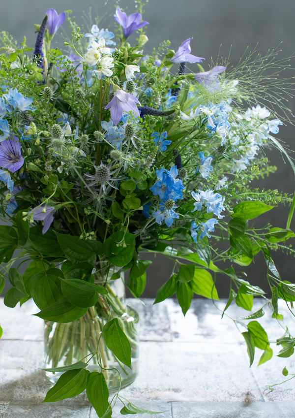 涼やかな8月のブーケ 〜デルフィニウムと季節の小花のおしゃれな花束〜｜誕生日や結婚記念日におすすめ