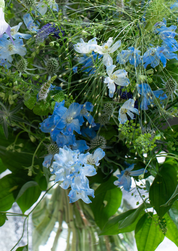 涼やかな8月のブーケ 〜デルフィニウムと季節の小花のおしゃれな花束〜｜誕生日や結婚記念日におすすめ