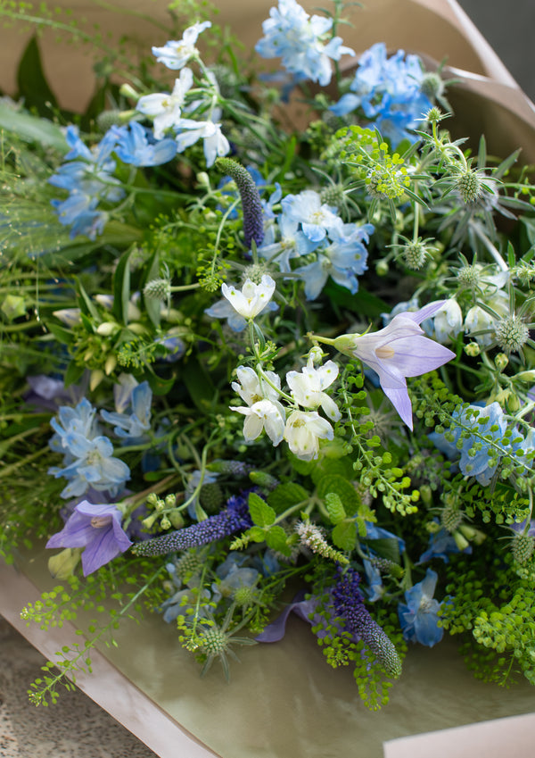 涼やかな8月のブーケ 〜デルフィニウムと季節の小花のおしゃれな花束〜｜誕生日や結婚記念日におすすめ