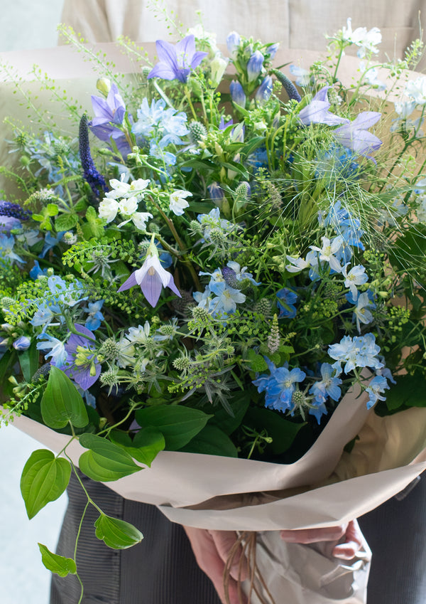涼やかな8月のブーケ 〜デルフィニウムと季節の小花のおしゃれな花束〜｜誕生日や結婚記念日におすすめ