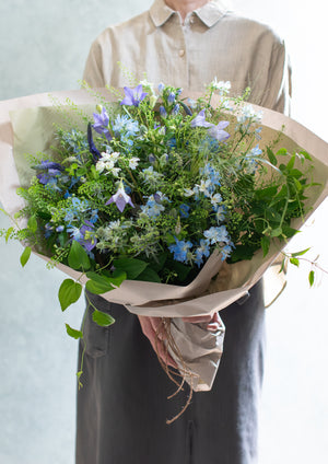 涼やかな8月のブーケ 〜デルフィニウムと季節の小花のおしゃれな花束〜｜誕生日や結婚記念日におすすめ