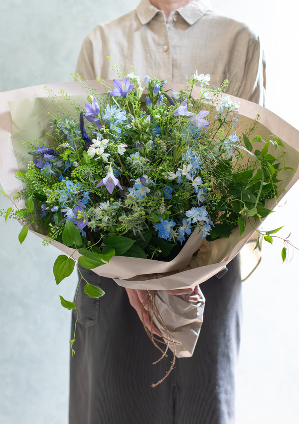 涼やかな8月のブーケ 〜デルフィニウムと季節の小花のおしゃれな花束〜｜誕生日や結婚記念日におすすめ