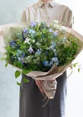 涼やかな8月のブーケ「クリア・ブルー」 デルフィニウムと季節の小花のおしゃれな花束