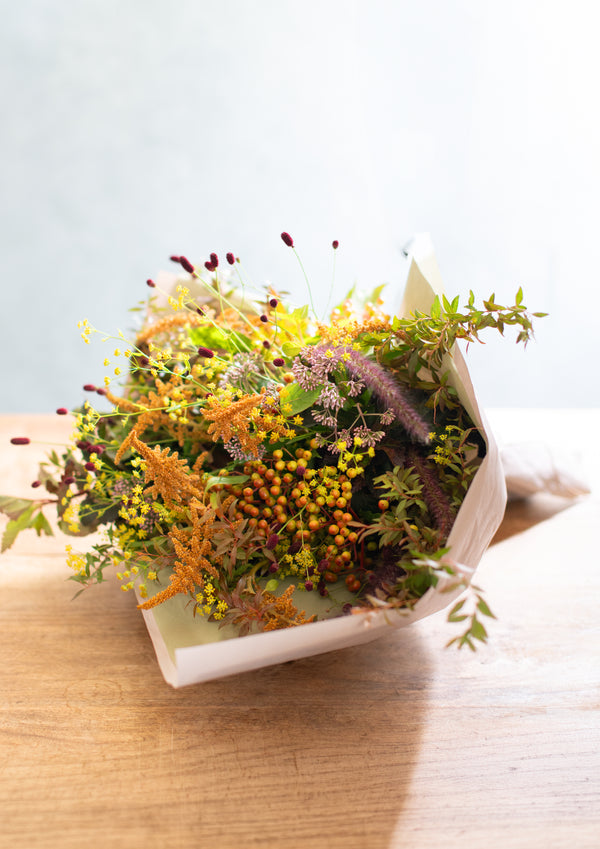 9月生まれの方へ贈る 実ものと秋草をたっぷり束ねたおしゃれな秋色ブーケ「autumn wind」