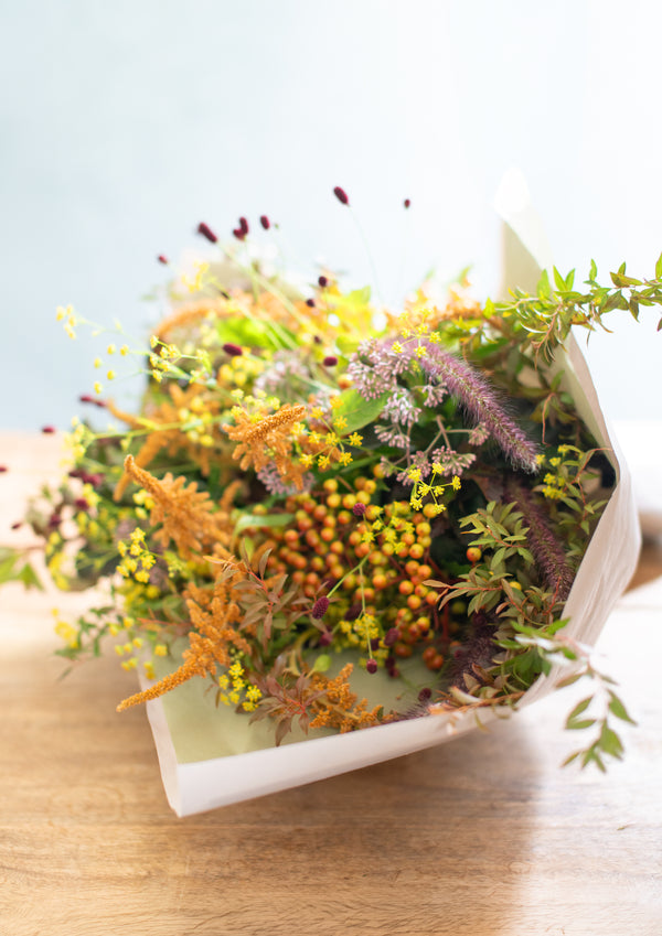 9月生まれの方へ贈る 実ものと秋草をたっぷり束ねたおしゃれな秋色ブーケ「autumn wind」