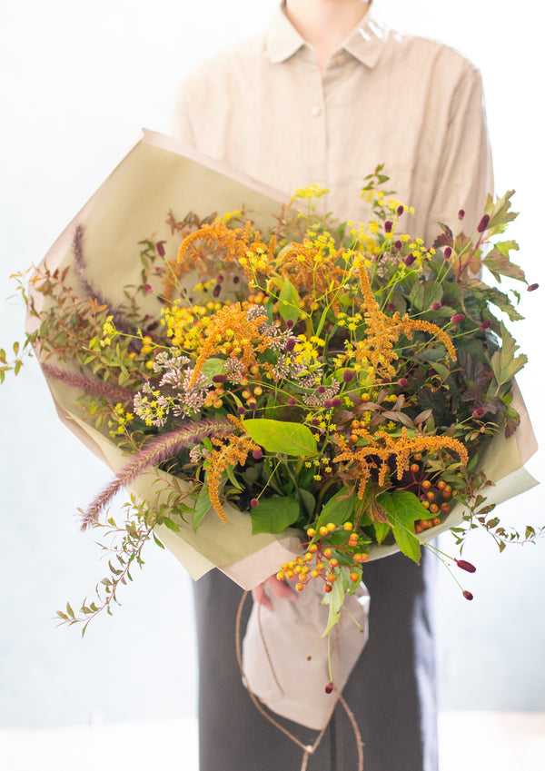 9月生まれの方へ贈る 実ものと秋草をたっぷり束ねたおしゃれな秋色ブーケ「autumn wind」