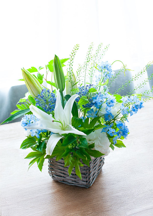 【おしゃれなお供え花】ブルーホワイトのお供え花のアレンジメント【アレンジメント】 - &YOUKAEN (アンドユーカエン)