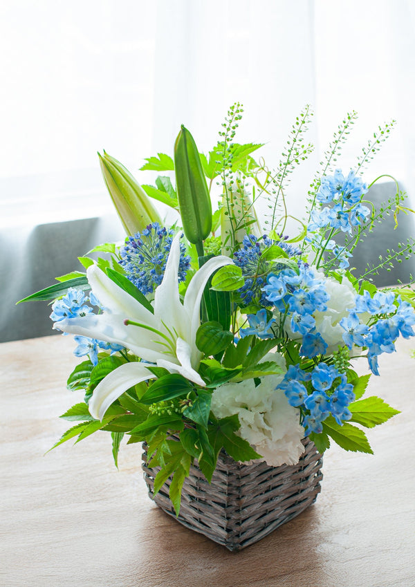 【おしゃれなお供え花】ブルーホワイトのお供え花のアレンジメント【アレンジメント】 - &YOUKAEN (アンドユーカエン)