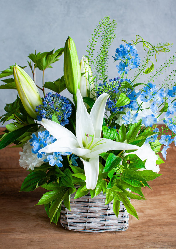 【おしゃれなお供え花】ブルーホワイトのお供え花のアレンジメント【アレンジメント】 - &YOUKAEN (アンドユーカエン)