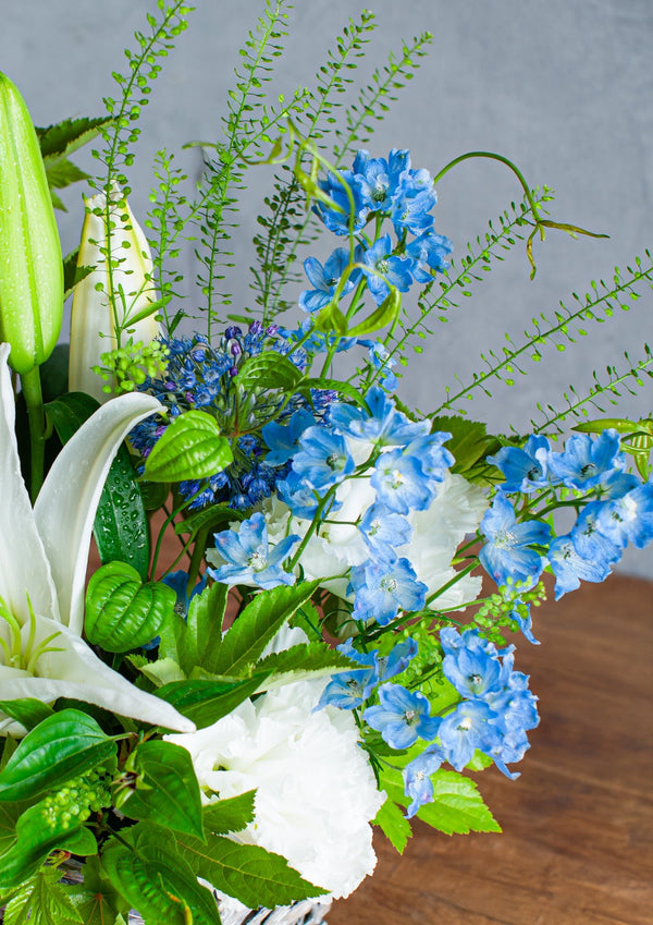 【おしゃれなお供え花】ブルーホワイトのお供え花のアレンジメント【アレンジメント】 - &YOUKAEN (アンドユーカエン)