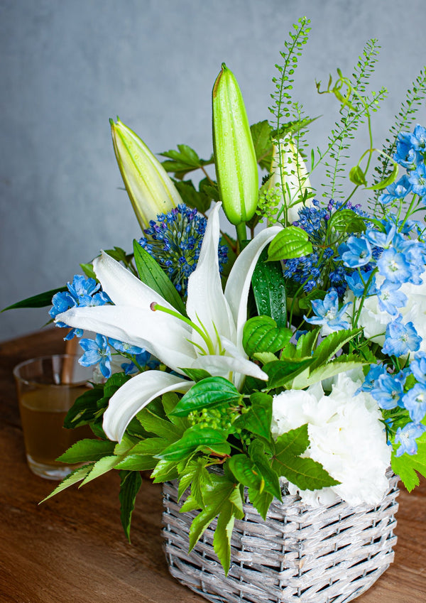 【おしゃれなお供え花】ブルーホワイトのお供え花のアレンジメント【アレンジメント】 - &YOUKAEN (アンドユーカエン)