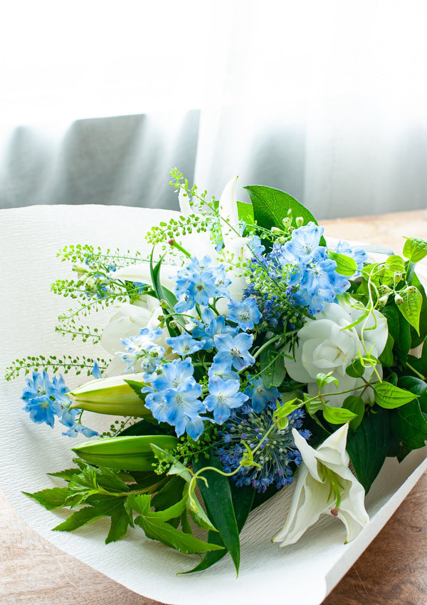 【おしゃれなお供え花】ブルーホワイトのお供え花のブーケ 【花束】 - &YOUKAEN (アンドユーカエン)