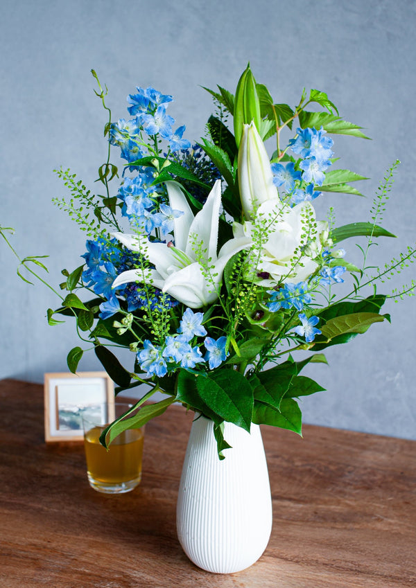 【おしゃれなお供え花】ブルーホワイトのお供え花のブーケ 【花束】 - &YOUKAEN (アンドユーカエン)