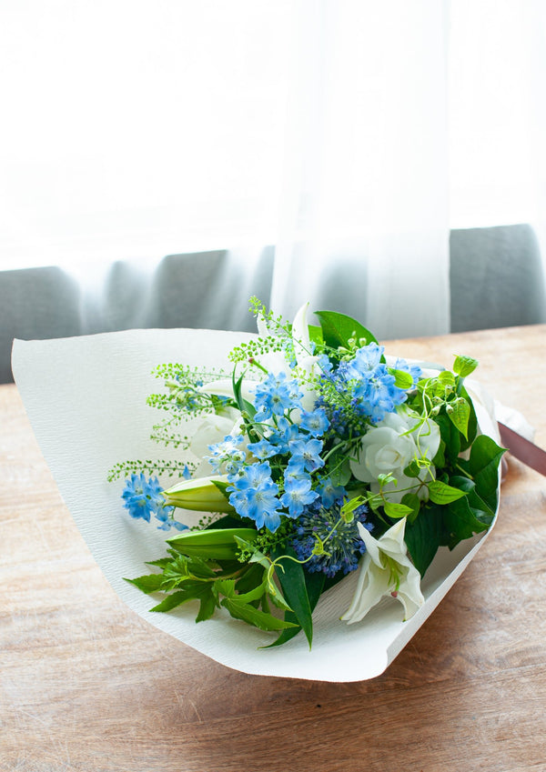 【おしゃれなお供え花】ブルーホワイトのお供え花のブーケ 【花束】 - &YOUKAEN (アンドユーカエン)