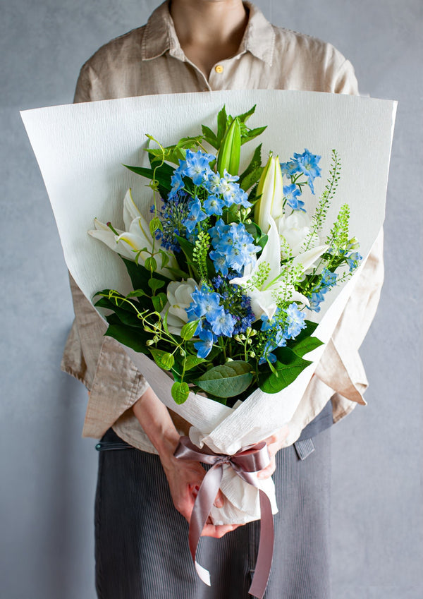 【おしゃれなお供え花】ブルーホワイトのお供え花のブーケ 【花束】 - &YOUKAEN (アンドユーカエン)