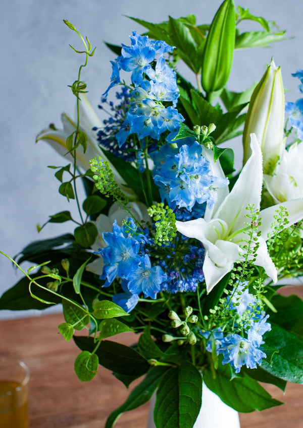 【おしゃれなお供え花】ブルーホワイトのお供え花のブーケ 【花束】 - &YOUKAEN (アンドユーカエン)
