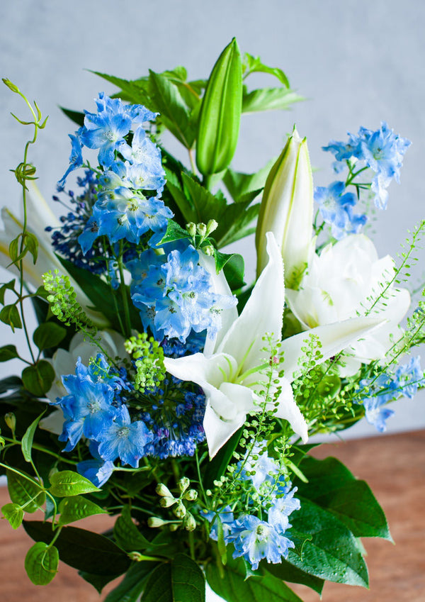 【おしゃれなお供え花】ブルーホワイトのお供え花のブーケ 【花束】 - &YOUKAEN (アンドユーカエン)