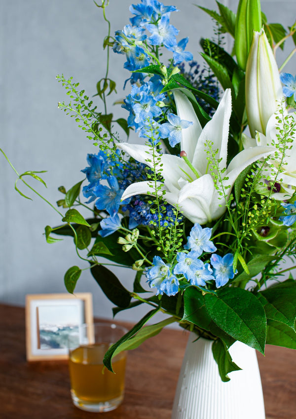 【おしゃれなお供え花】ブルーホワイトのお供え花のブーケ 【花束】 - &YOUKAEN (アンドユーカエン)