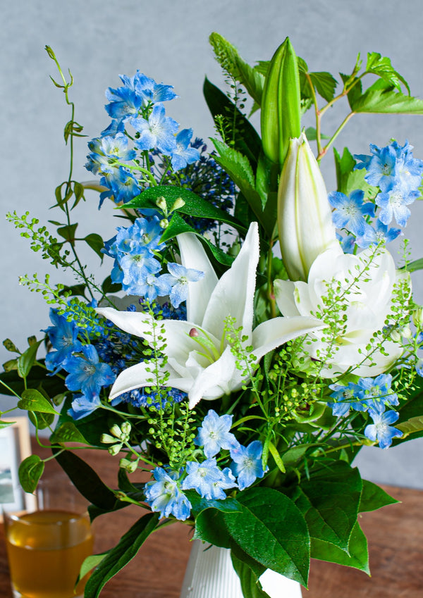 【おしゃれなお供え花】ブルーホワイトのお供え花のブーケ 【花束】 - &YOUKAEN (アンドユーカエン)