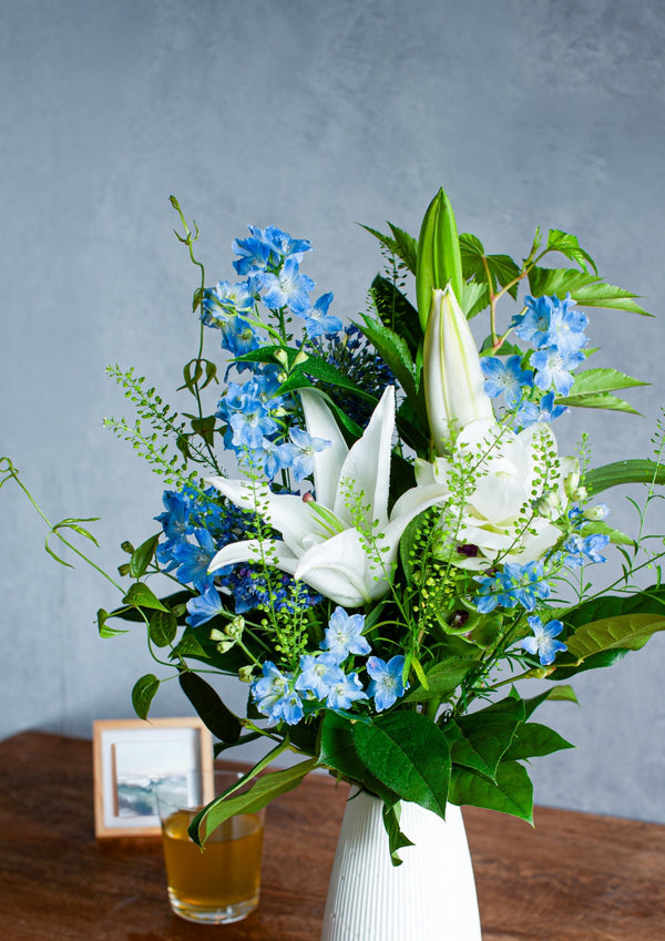【おしゃれなお供え花】ブルーホワイトのお供え花のブーケ 【花束】 - &YOUKAEN (アンドユーカエン)