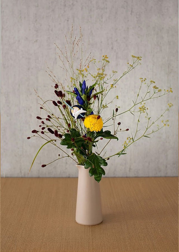 秋の野山を感じる ピンポンマムと秋草のブーケ Mサイズ｜花瓶をセットでお届け - &YOUKAEN (アンドユーカエン)