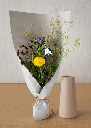 秋の野山を感じる ピンポンマムと秋草のブーケ Mサイズ｜花瓶をセットでお届け - &YOUKAEN (アンドユーカエン)