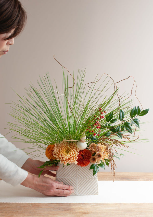 おめでたい新年の卓上アレンジメント Mサイズ「寿 - kotobuki - 」【2026年 迎春ギフト】 - &YOUKAEN (アンドユーカエン)