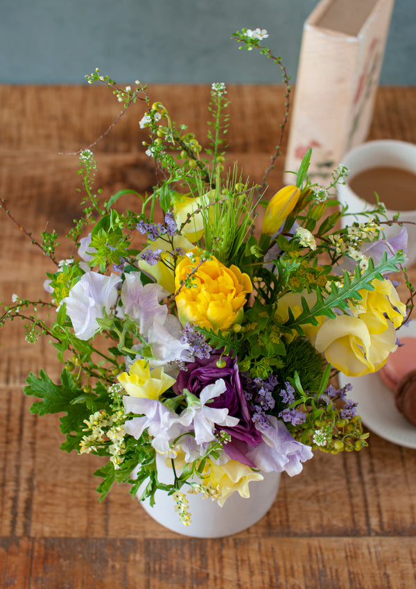 【春のアレンジメント】フラワーギフトにぴったり！ 春のお花を集めたフラワーアレンジメント Sサイズ　イエロー・パープル【2025年スプリングギフト】