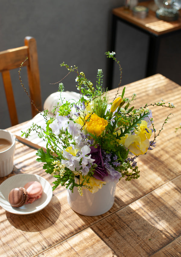 【春のアレンジメント】フラワーギフトにぴったり！ 春のお花を集めたフラワーアレンジメント Sサイズ　イエロー・パープル【2025年スプリングギフト】