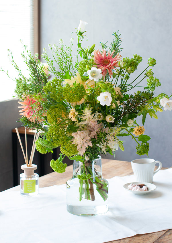 誕生日や結婚記念日に 期間限定 ガーベラを使った季節の花束「vert crème」